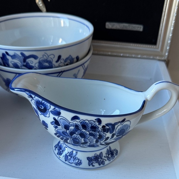 Classic Blue and White Floral Gravy Boat - Picture 2 of 3